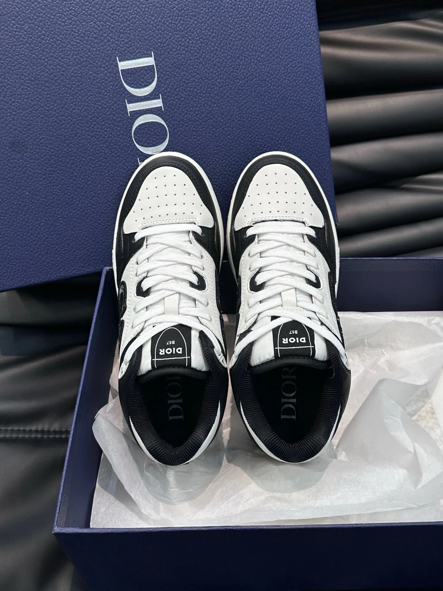 Ex-factory price: 440💰DIOB57 mid-top sneakers are shipped. This B57 mid-top sneaker is a new product in the 2024 spring men's wear series. It reinterprets the basketball shoe design and has become a classic item of Dior. Mid-top lace-up style crafted from color-blocked cow leather with contrasting suede and a CD logo displayed on the side. The tongue is decorated with the Dior B57 logo, and various distinctive details enhance the style. The CD logo eyelet details, upper stitching and rubber panels highlight the dynamic charm of its sports style. With two-color rubber sole, mesh fabric lining and cotton lining for foot padding, the upper foot is comfortable and breathable. Can be paired with a variety of clothing to create a sophisticated look. Code 38-44, (45 can be customized)